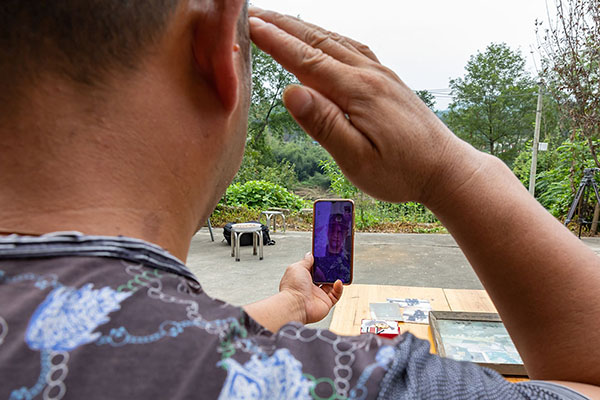 「最大传奇私服发布网」相隔千裡的隔空敬禮