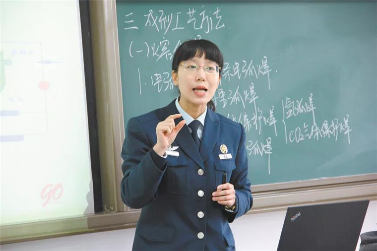 「最大传奇私服发布网」文職人員︰強軍路上繪就精彩人生！